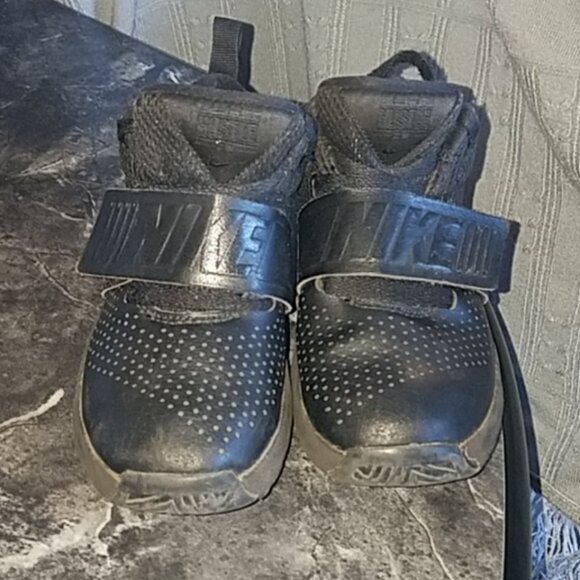 Nike Team Hustle Sneakers - Picture 3 of 5